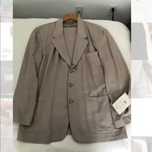 Light beige suit similar to the light gray one